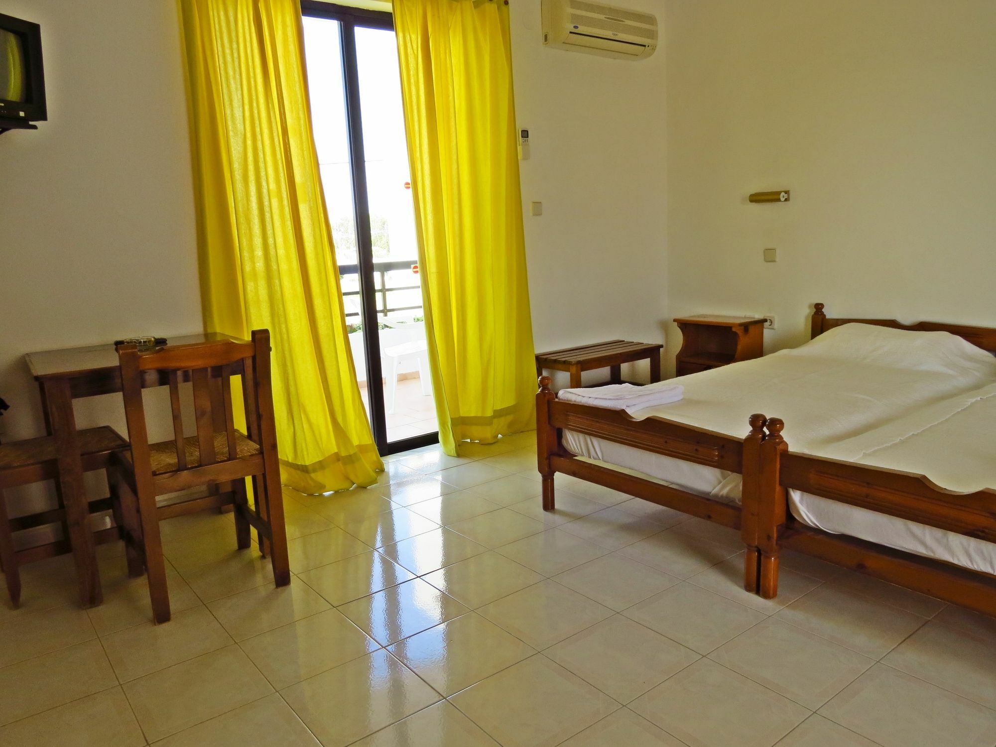 Debby Apartments Ялисос Екстериор снимка